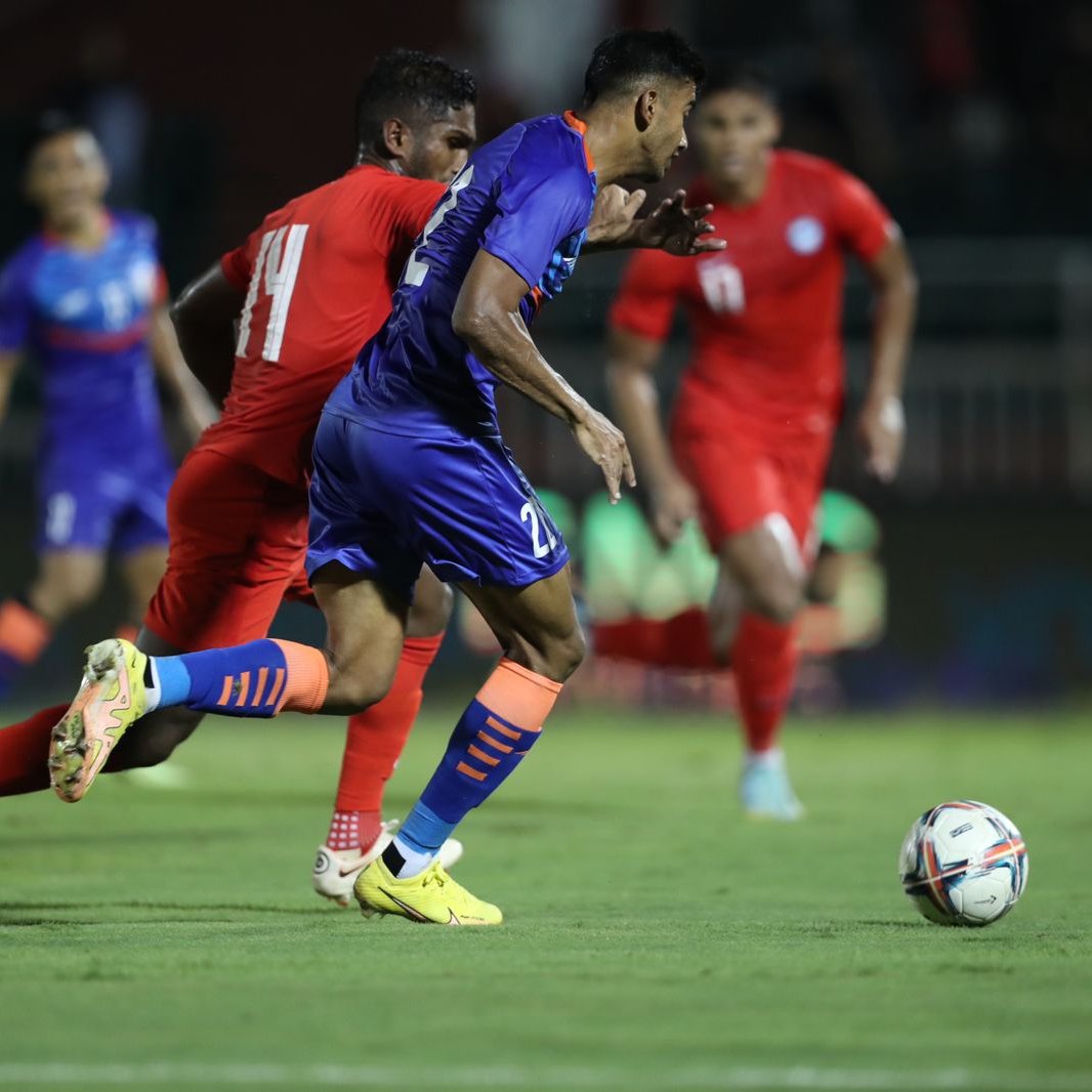 IndianFootball's tweet photo. 43' GOOAAAL! ASHIQUE SCORES! Jeakson makes an interception, passes Chhetri, who put @Ashique_22 through, as the latter put it past the keeper to put India level!
🇮🇳 1-1 🇸🇬
📺 https://t.co/shn94XscyZ
#INDSGP ⚔️ #BackTheBlue 💙 #BlueTigers 🐯 #IndianFootball ⚽ https://t.co/iIB5dEMCle
