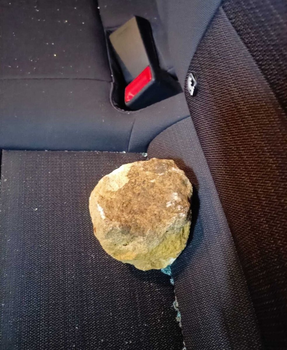 sandrytaSP's tweet photo. @usst_oficial @EliteTaxiSevil1 @JuanMa_Moreno @marifrangr @SalomonHachuel Eso es mentira!!! Además hay que ser muy hijo d puta para estar tirando piedras a los VTC y mandar a un conductor al hospital, ellos no tienen culpa son trabajadores como cualquier otro https://t.co/BOr87JDpCk