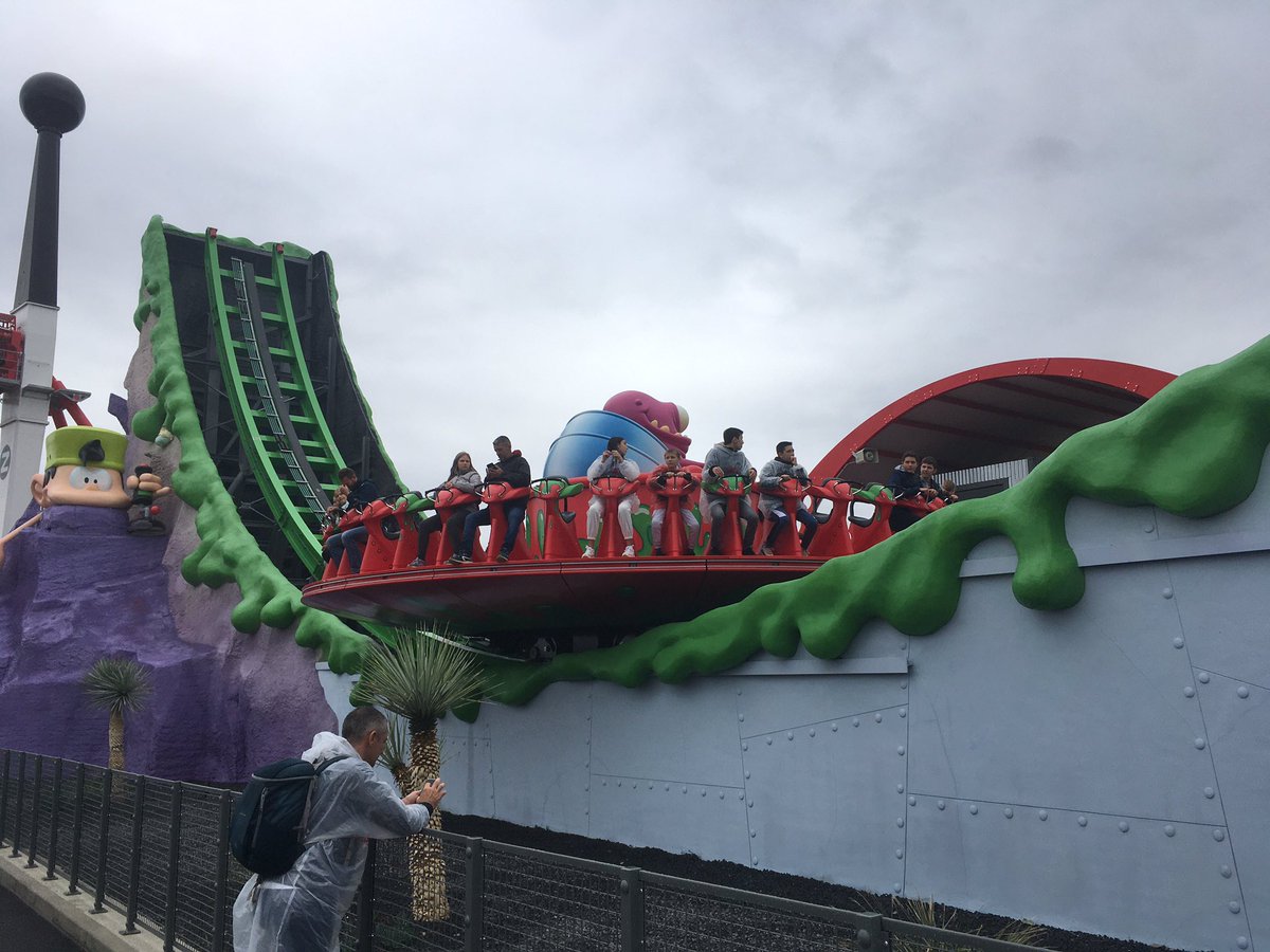 darthfilou's tweet photo. Devinez où je suis avec mes gamins (qui me dépassent presque 😅). Sortie CE (10€ trajet & entrée) mais pluie jusqu’à maintenant et réveil 5h. En + les attractions #Blork désignée par @midamkidpaddle foutent qd même un peu la gerbe (burp🤢🫠😅) ca pique mais les enfants sont 😃🥳 https://t.co/PLd7ZZooce