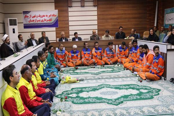 _asalgm_'s tweet photo. برای این فاصله‌ای که با مردم دارین؛ حتی وقتی میخواین "به اصطلاح" ازشون تقدیر کنین.

#MahsaAmini 
#مهسا_امینی
#OpIran https://t.co/2De6Sri5R2
