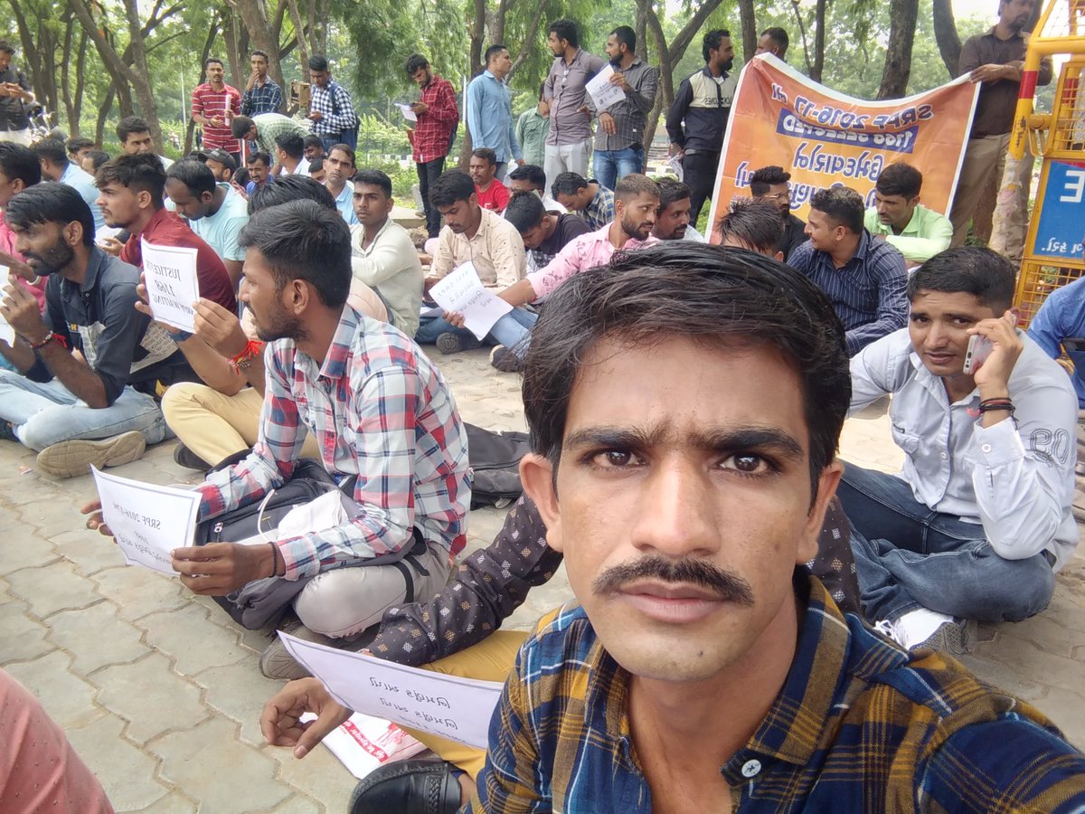 CMRathod18's tweet photo. @AAPGujarat આપ ના નેતા આગેવાનો ને કેમ છેલ્લા 4 વર્ષ થી માંગ કરી રહ્યા છે જે SRP waiting ના 1168 પરિવારો એ નથી દેખાતું એનું બવ દુઃખ થાય છે સુ સમજવું કંઈ ખબર નથી પડતી બોલો https://t.co/1Uqe8OYJL5