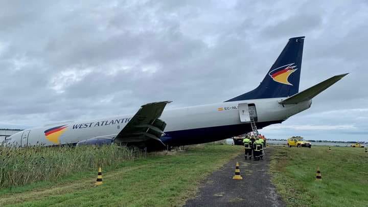 Aviationwg_en's tweet photo. West Atlantic #Swiftair Boeing 737-300F, overran the end of runway 12L at Montpellier Airport (LFMT), France ending at the edge of a lake. Both #pilots of cargo flight #SWN5745 from Paris-CDG are safe. The runway was closed until further notice. https://t.co/aC0WKhHD6M