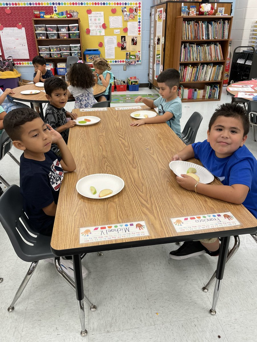 MsCarrsClass_K's tweet photo. Apple fun in Kindergarten! 🍏 🍎 @PotowmackES https://t.co/W9DOu3oZXJ
