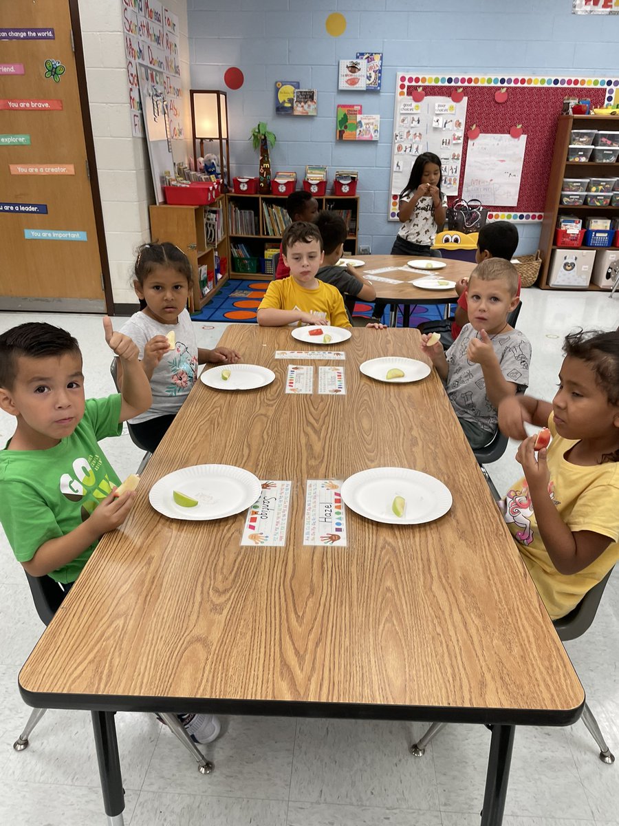 MsCarrsClass_K's tweet photo. So much fun learning all about apples in Kindergarten this week. 🍏 🍎 @PotowmackES https://t.co/BtobLVhKlA