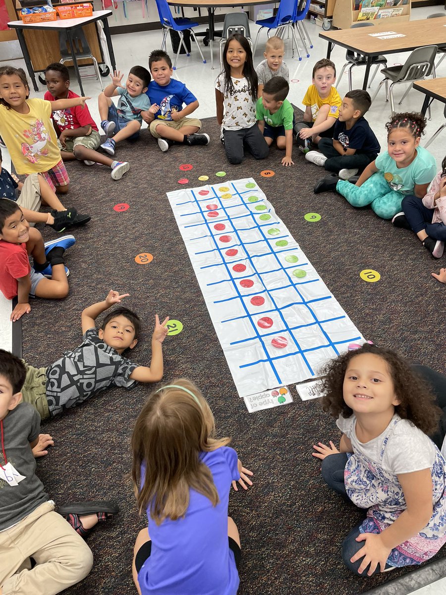 MsCarrsClass_K's tweet photo. So much fun learning all about apples in Kindergarten this week. 🍏 🍎 @PotowmackES https://t.co/BtobLVhKlA