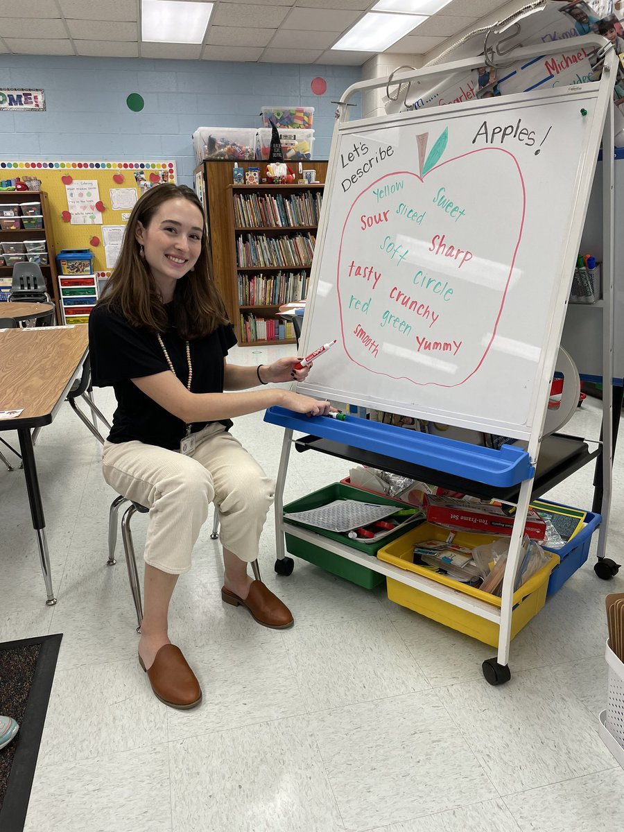 MsCarrsClass_K's tweet photo. So much fun learning all about apples in Kindergarten this week. 🍏 🍎 @PotowmackES https://t.co/BtobLVhKlA
