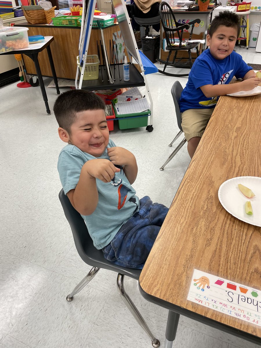 MsCarrsClass_K's tweet photo. So much fun learning all about apples in Kindergarten this week. 🍏 🍎 @PotowmackES https://t.co/BtobLVhKlA