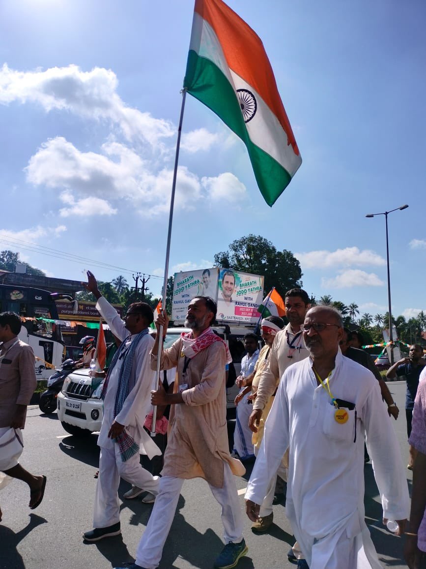 _YogendraYadav's tweet photo. हमारा पैगाम मुहब्बत है-जहाँ तक पहुँचे.

पिछले कुछ दिनों में मैसूर,बंगलौर,मुंबई,दिल्ली औऱ पुनः बंगलौर में यात्रा से जुड़ी तैयारियों की व्यस्तता के बाद आज पुनः केरल के त्रिशूर जिले में #BharatJodaYatra में नई स्फूर्ति व नई ऊर्जा के साथ https://t.co/t9yw3gcffL