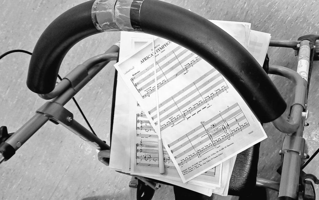 Heel soms krijg je een wel heel bijzonder verzoek. Nog een keer een concert met een harmonieorkest dirigeren. Mooi herinneringen ophalen aan de hand van muziek. Over een week delen we die herinneringen met ons publiek. 
#muziekverbindt