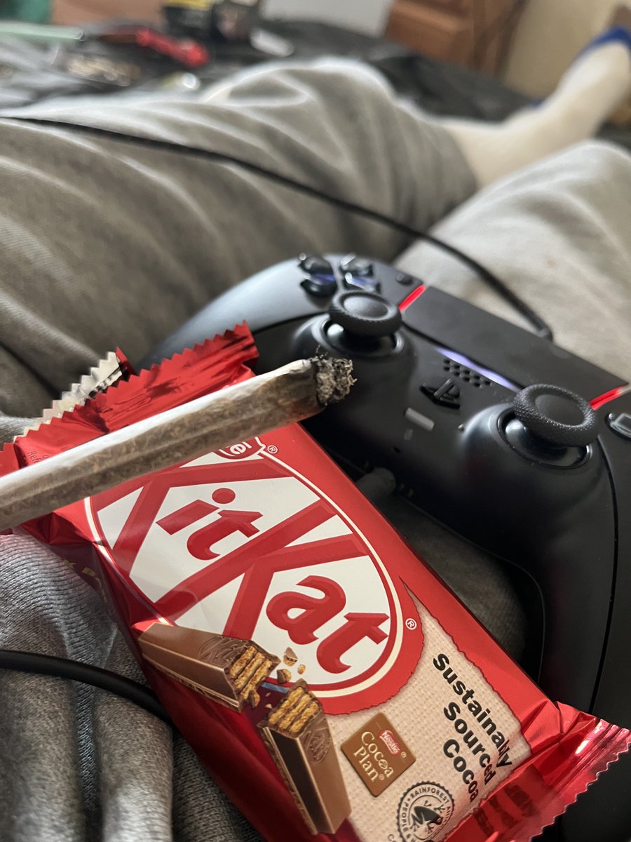 Vich_33's tweet photo. “Take A Break - Have SpliffCat”

Chilling with the day one.

First game since April - Leshgo 😂👊🏽 #Game #KitKat #Chocolate #Ps5 #COD #MW #PlayStation5 #ShutUppp 😂 https://t.co/819FNZ9qjO