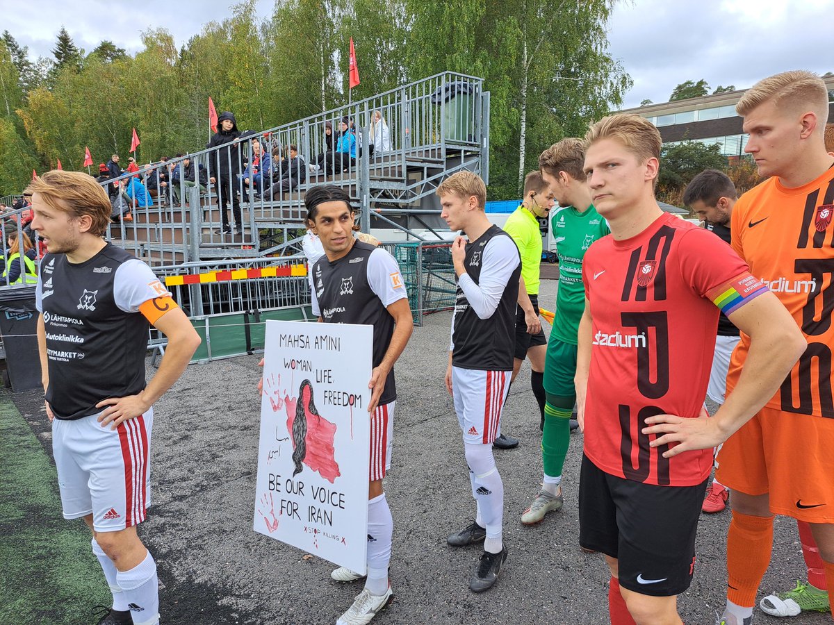 SakariNupponen's tweet photo. Hienoa! @IlvesKissat ottaa kantaa Iranin naisten ja ihmisoikeuksien puolesta.
Juuri nyt paikassa #Espoo Espoonlahti, @EPSFootball kotikenttä.
#jalkapallo @MiestenK https://t.co/MZpFojkFzD
