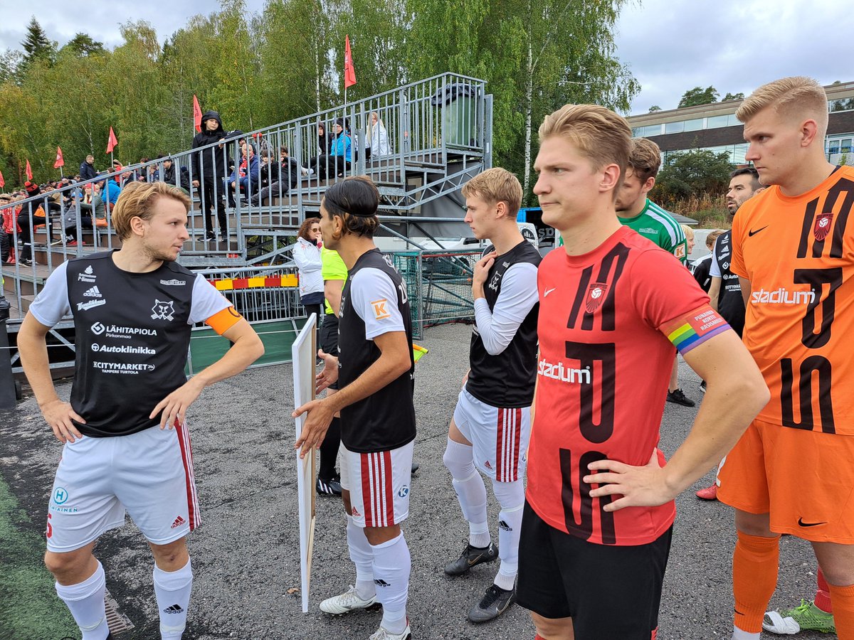 SakariNupponen's tweet photo. Hienoa! @IlvesKissat ottaa kantaa Iranin naisten ja ihmisoikeuksien puolesta.
Juuri nyt paikassa #Espoo Espoonlahti, @EPSFootball kotikenttä.
#jalkapallo @MiestenK https://t.co/MZpFojkFzD