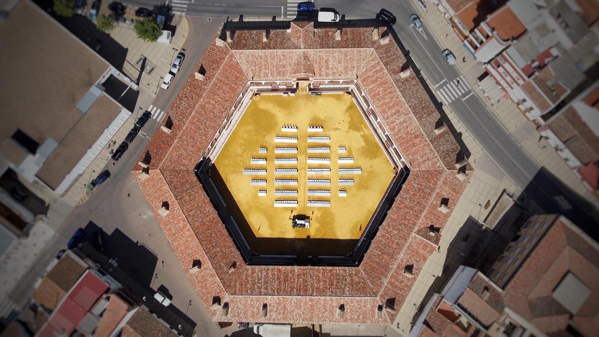 Natxoxxl's tweet photo. ¿Y vuestra plaza de toros como es? Seguro que redonda… como todas. https://t.co/0cubsDbcIH