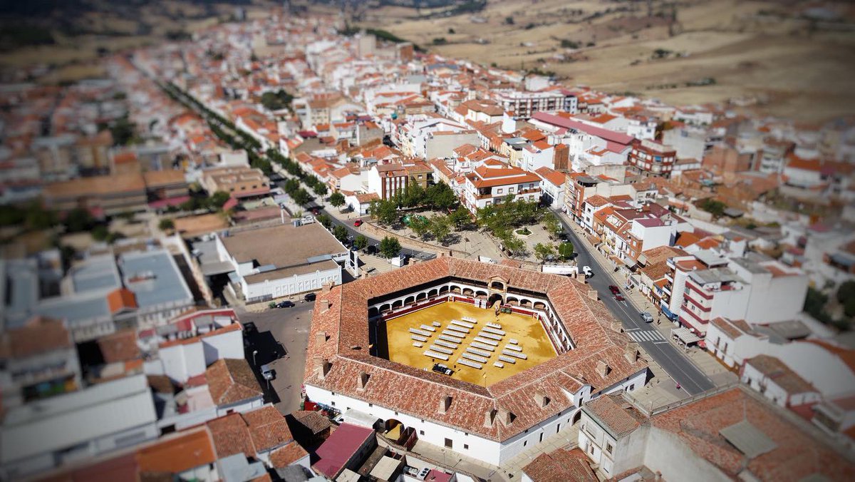 Natxoxxl's tweet photo. ¿Y vuestra plaza de toros como es? Seguro que redonda… como todas. https://t.co/0cubsDbcIH