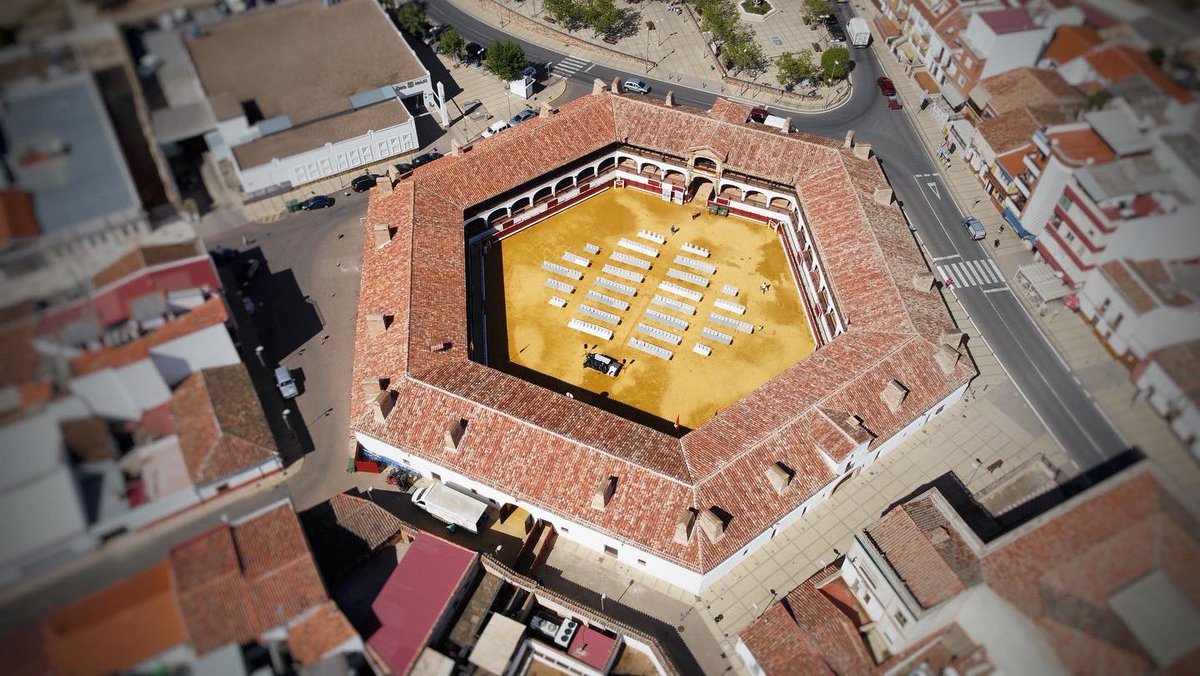 Natxoxxl's tweet photo. ¿Y vuestra plaza de toros como es? Seguro que redonda… como todas. https://t.co/0cubsDbcIH