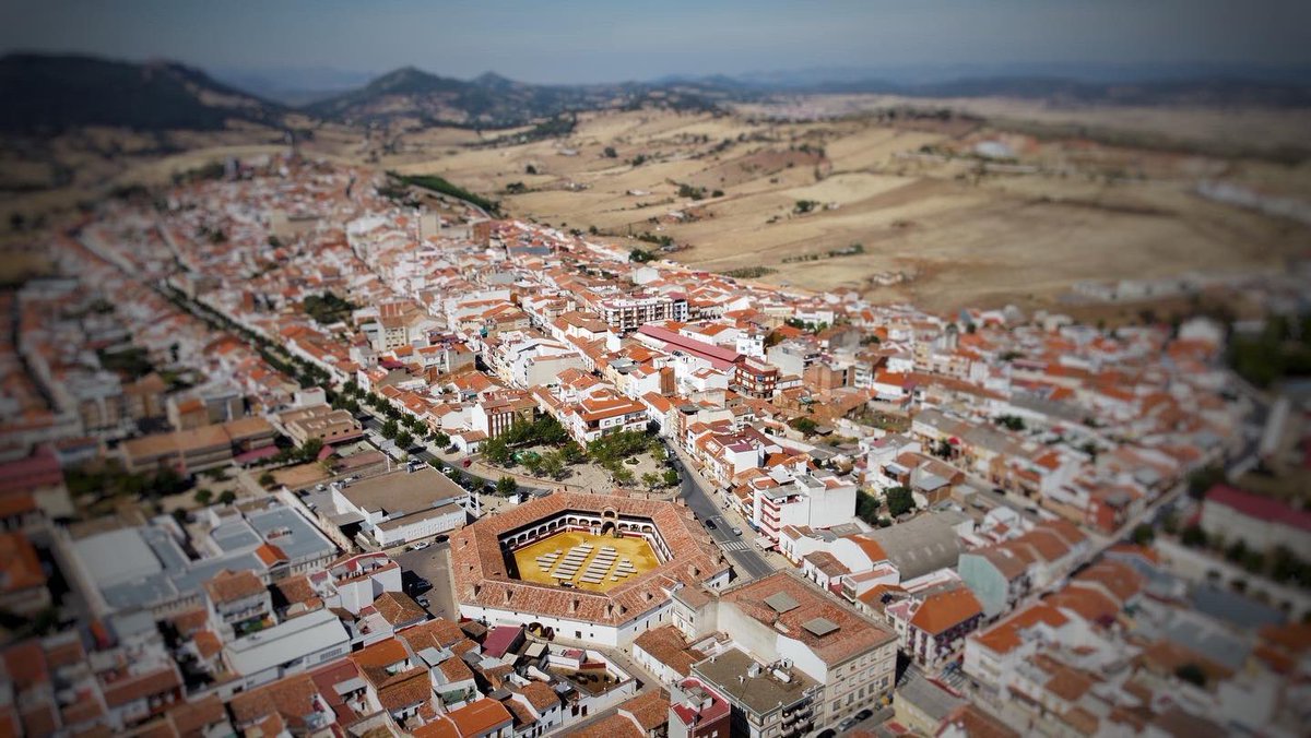 Natxoxxl's tweet photo. ¿Y vuestra plaza de toros como es? Seguro que redonda… como todas. https://t.co/0cubsDbcIH