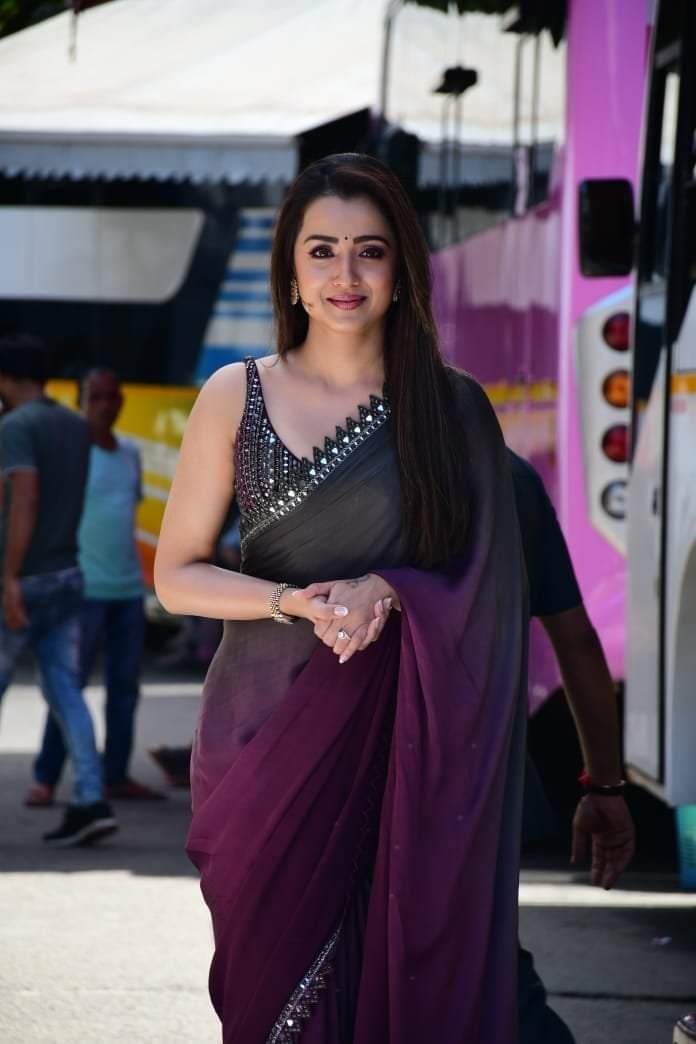 georgeviews's tweet photo. #Trisha's six yards of pure elegance for the promotions of #PonniyinSelvan in Mumbai. 🤩 #PS1 https://t.co/dSL91obbpi