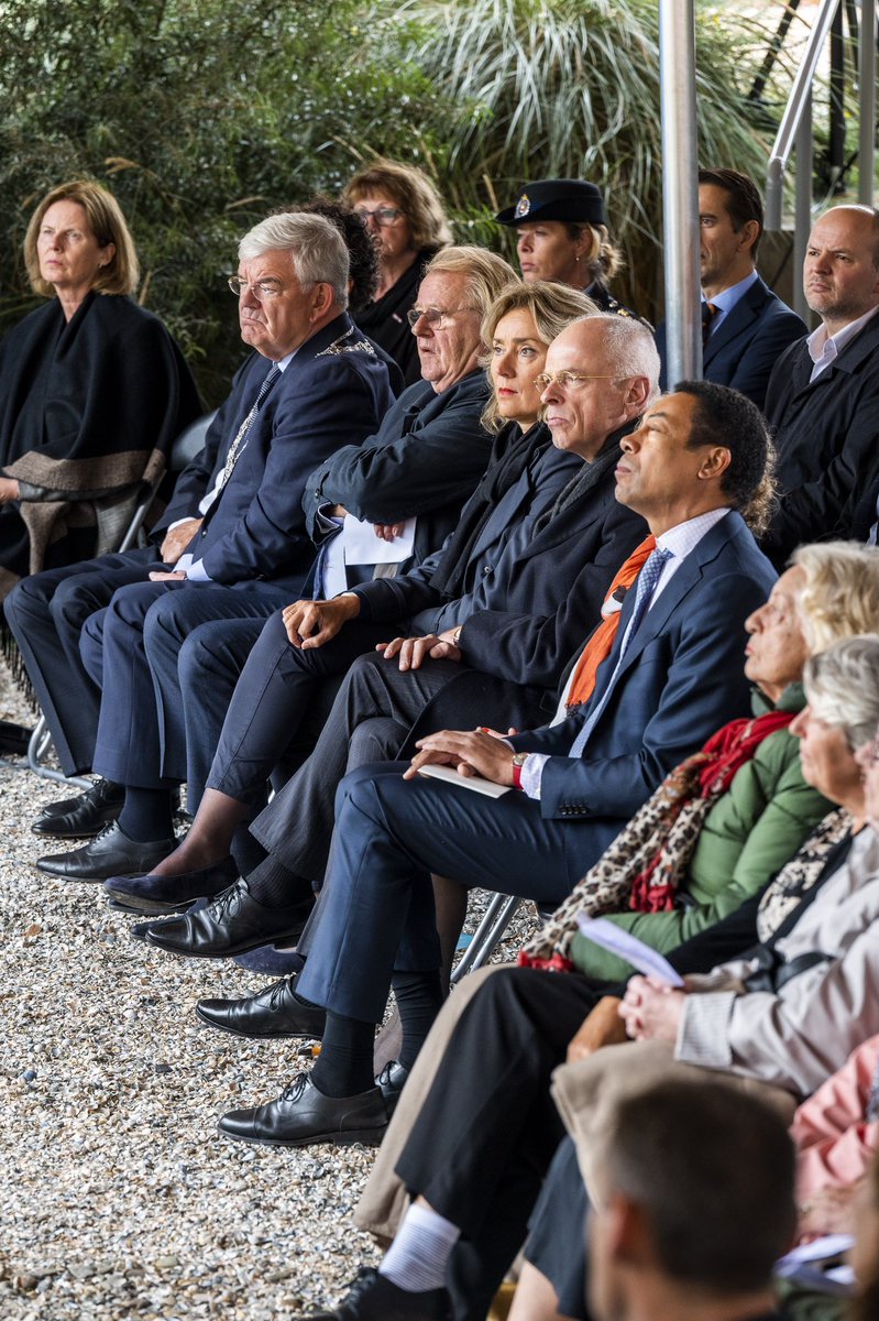 Tijdens de jaarlijkse herdenking in het Nationaal Monument #Oranjehotel legde ik samen met <a href="/Jan_Anthonie/">Jan Anthonie Bruijn</a> van de <a href="/EersteKamer/">Eerste Kamer der Staten-Generaal</a> een krans namens de <a href="/Staten_Generaal/">Staten-Generaal</a>