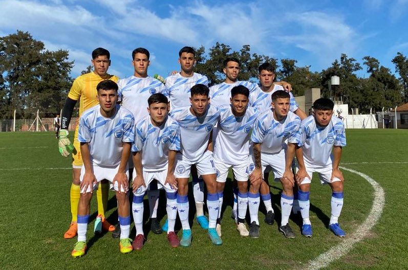inferiorescap's tweet photo. #JuvenilesLPF ⚽️ ¡Arrancó la #Cuarta ante el “Tomba” en Galván.

📋 Formación del 🦑

1. Galardi
2. Fraga
3. Szarko
4. A. Giménez
5. N. Laime
6. Echeverría
7. Marín
8. Bravo
9. Trejo
10. Monje
11. Barberini

DT: M. Sequera

#SiemprePlatense🤎 https://t.co/2Lcq0l4VOB