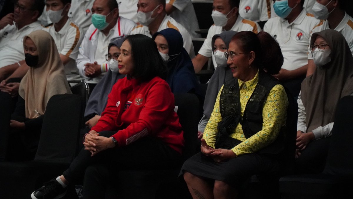 _DioRH's tweet photo. Main Bulutangkis https://t.co/ghuoMcj3DD