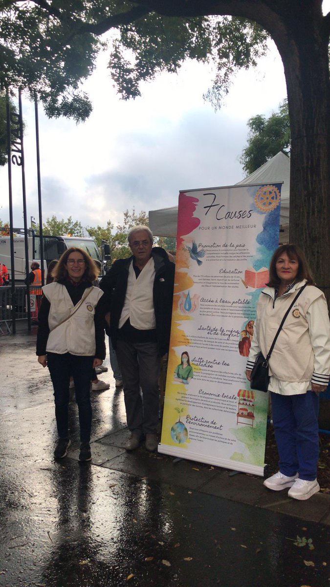 RCLyonCaluire's tweet photo. Grand succès ce matin pour la « Faites de la propreté «  à @villeCaluire avec la participation du @RCLyonCaluire https://t.co/aqcTi6kYbv