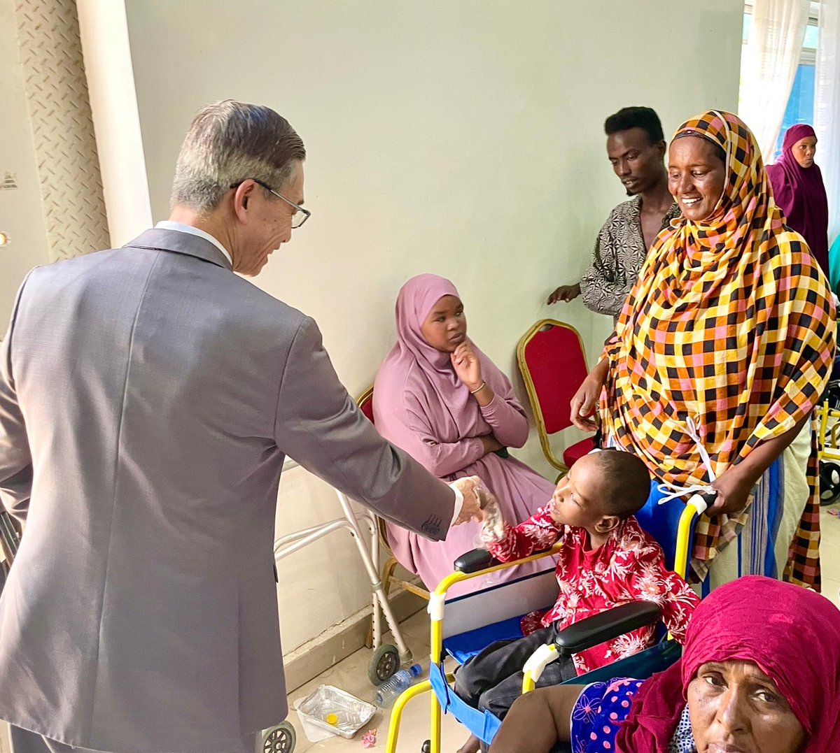 Taiwan_SLD's tweet photo. Ambassador Allen Lou hands over wheelchairs donated by Taiwan NGOs to the MESAF to benefit the underprivileged.
We believe that care, sympathy and empathy transcend borders and together we can achieve more.
#MESAF
# Pu-Hsein Educational Foundation
# Cao Zhong Zhi Foundation https://t.co/ioQ9PIO57P