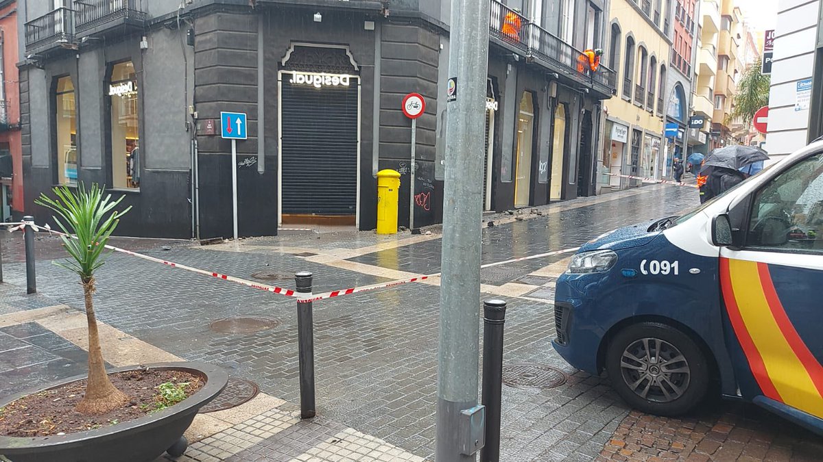 Acordonan la esquina de la intersección de la Calle Castillo con la C/Juan Padrón por desprendimiento de cascotes del balcón de un edificio.

#FMACanarias #infoSC