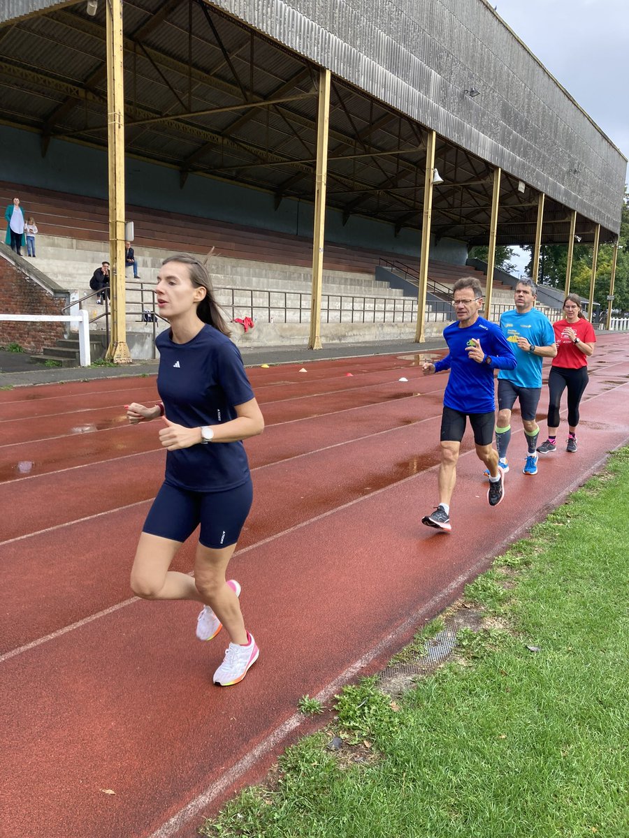 planete_running's tweet photo. Ce matin, une 20taine de runners a participé au #Diagnorunning organisé ds le cadre du #Run2KChallenge de la #FFA
Chacun a pu s’évaluer dans la bonne humeur dans le mythique @ArenaLievin ! On a même échappé à la pluie 🌧 😅
🏃🏼‍♀️🧘🏻‍♀️👟
@LigueHDFA  @FFAthletisme #running https://t.co/r0tP7rNKpz