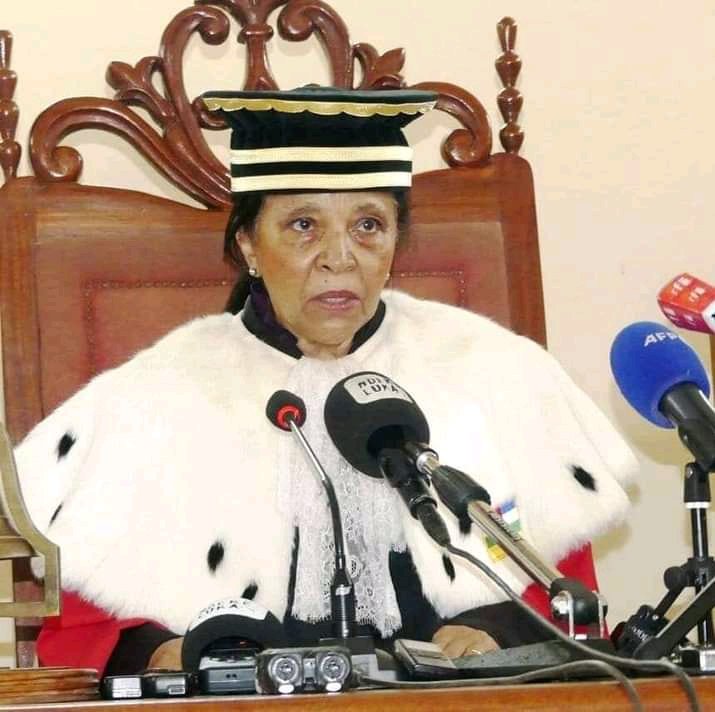 euddamanzi's tweet photo. Quand l'inconstitutionnalité du décret pr��sidentiel mettant en place le comité de rédaction d'une nouvelle constitution fait prendre au Président Faustin Archange Touadéra un "coup" en politique... https://t.co/rYf6xeRRTJ