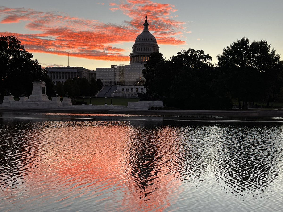 #Sunrise on #Saturday over the Capitol Reflecting Pool in #DC! @camdenwalker @capitalweather @chesterlampkin @hbwx @7NewsAlex @dclinenews @StormHour