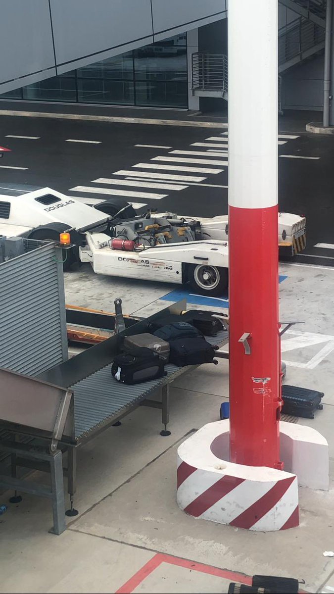 GabrielJH19's tweet photo. @ITAAirways Hi there! Can anyone explain why my luggage is being thrown and beaten around? And why I was one of the first one to board the plane, yet you took my luggage and it’s completely empty? https://t.co/jIqNOV307e
