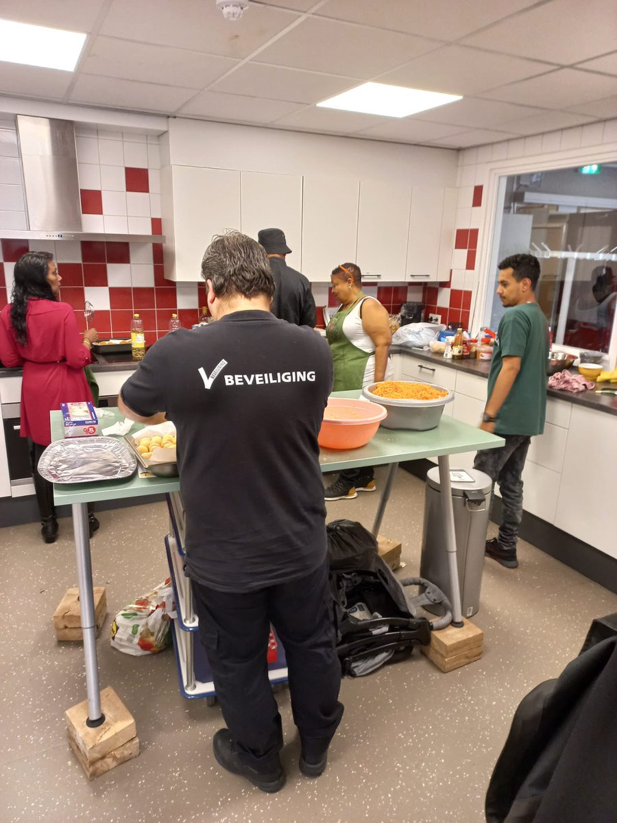 Drukte in de keuken van Bernhardhof.<a href="/GemivaSVGGroep/">gemivasvggroep</a>. De vluchtelingen van de boot helpen ons met koken voor bewoners van Korte Akkeren. Met zoveel organisaties, Bizon, Gapph, Sociaal team kunnen we echt #samenverschilmaken. #burendag2022 . Cliënten werken mee. Toppers!