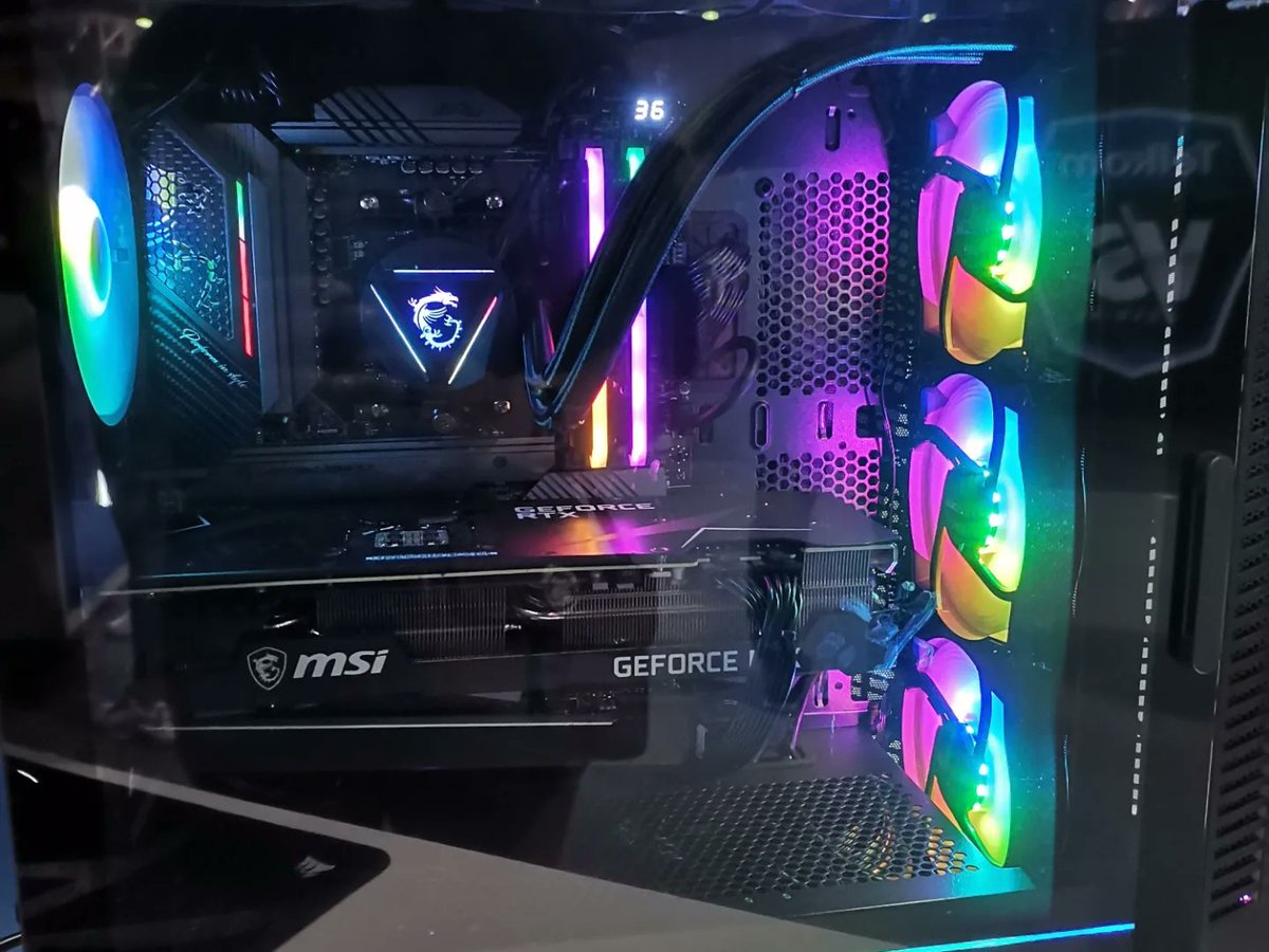 thespaawn's tweet photo. Fell in love with this beauty today at #ComicConAfrica2022
@MSITweetsZA @PCBuilderZA @VSGamingWorld
#PCBUILDPRIZE #pcgamer #twitch #smallstreamer https://t.co/IBu6AmfKaL