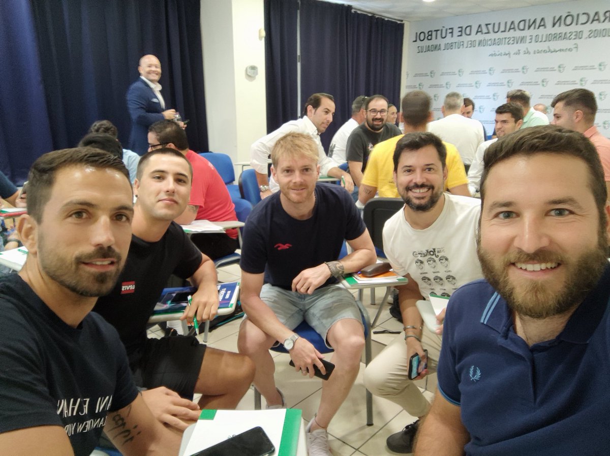 Alemarvaz's tweet photo. El equipo técnico Camavilla inicia su andadura en el curso de Dirección deportiva y scouting 
@RFAF @cedifa
#scoutingdeportivo
#DYSD https://t.co/ocxsYHy0bD