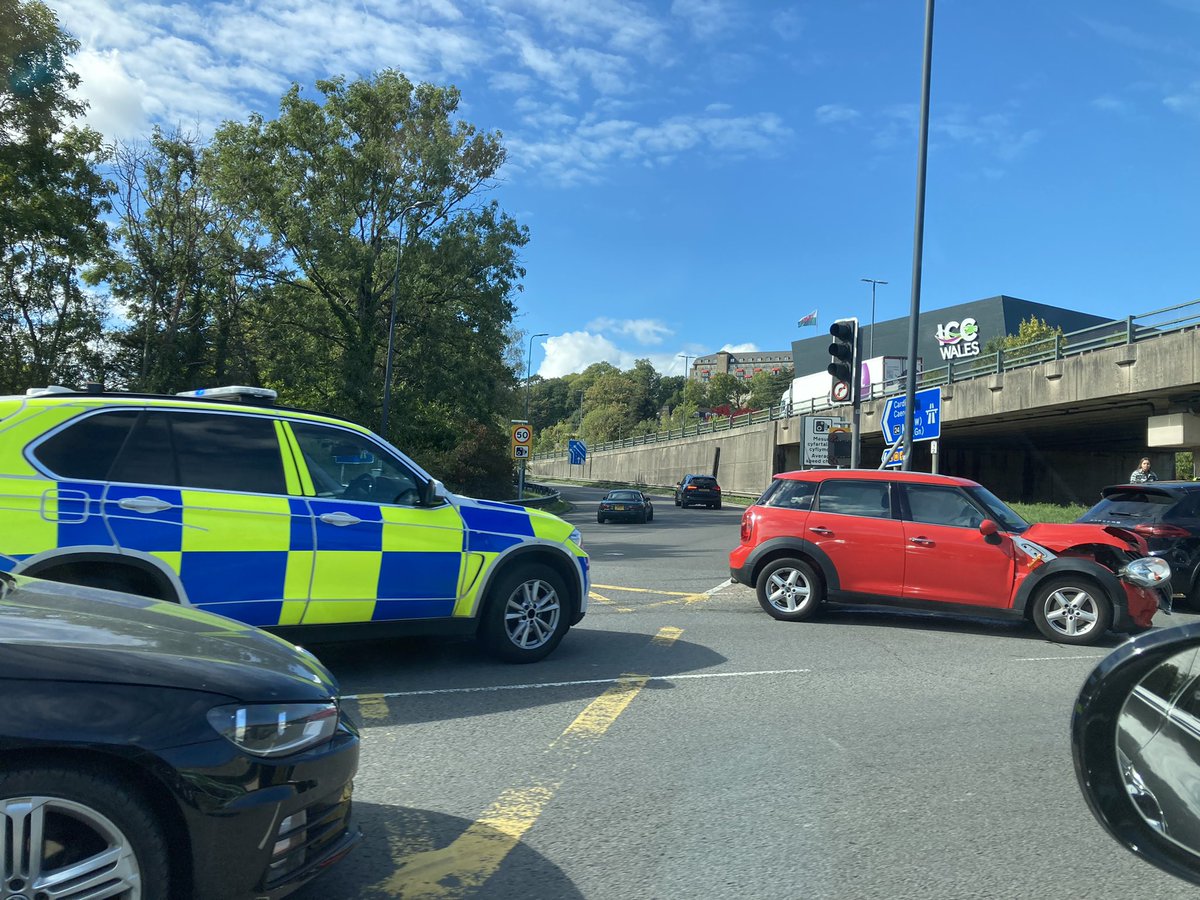 So the #coldra roundabout in #Newport. How are there not better traffic measures there? The one set of traffic lights almost irrelevant. So dangerous. Not helped by the #m4 closure and various crashes (which I’m now not surprised by) but seriously. 🫣🤯 Life in your hands mo!