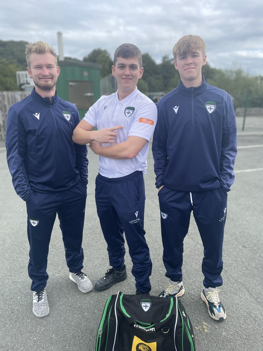 4crossesFC's tweet photo. 🟢The questionable modelling is here!⚪️

A huge thanks to our sponsors, @EvolutionOsw Evans Aggregates, NFU Oswestry and S Owen and Sons.

#UpTheCrosses https://t.co/pmPcerFdOO
