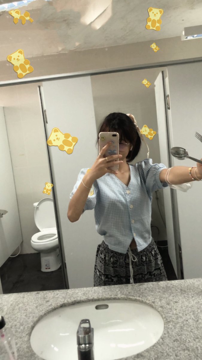 Wooshiyue's tweet photo. เอาช้อนไปทำไรในห้องน้ำก่อน https://t.co/SS8CiwlZya