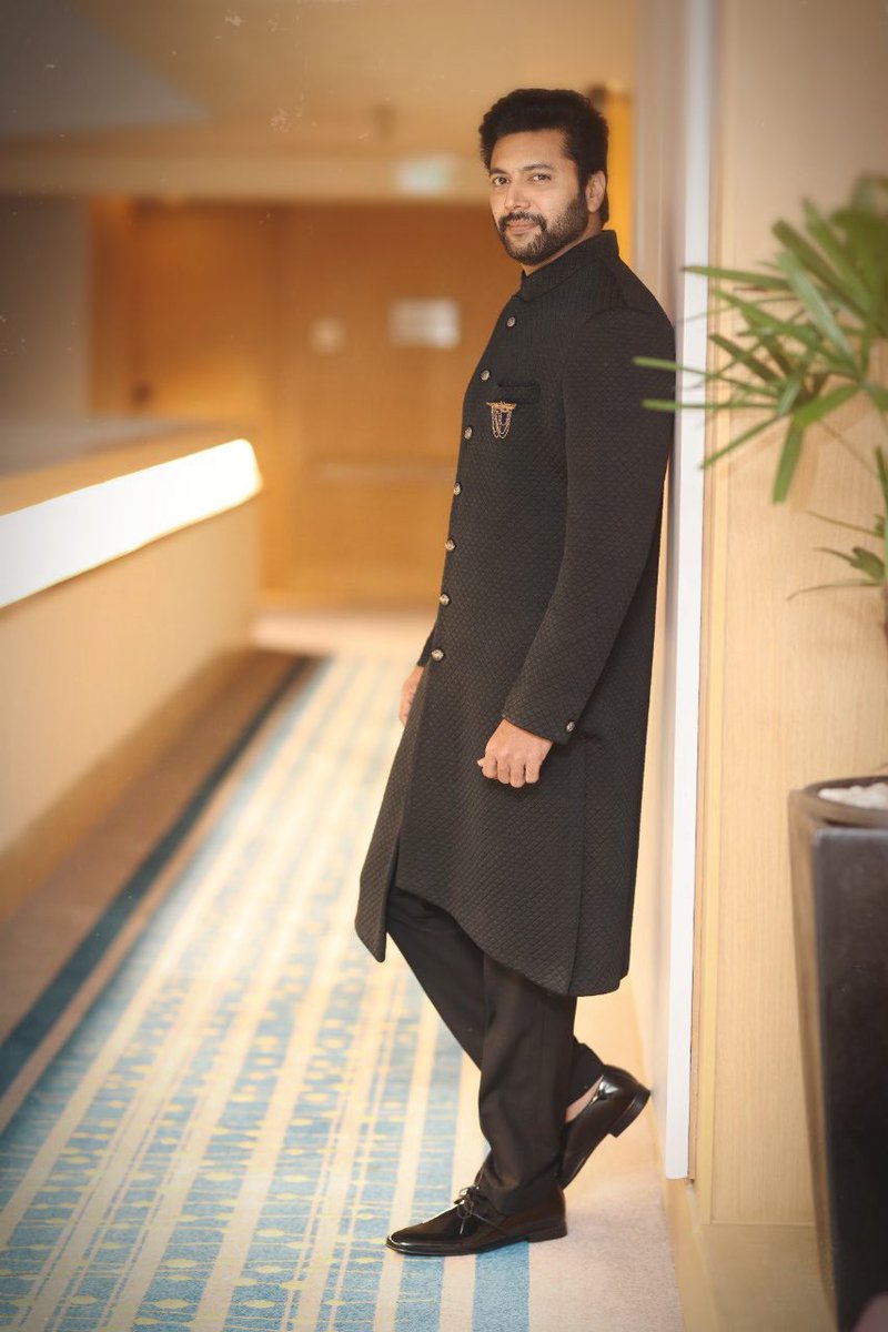 LovYouZindagi's tweet photo. Jr He Is Looking So Damn Handsome In BLACK 😻🔥
@actor_jayamravi
#JayamRavi
#PS1 #PonniyinSelvan https://t.co/MEju8gO6UE