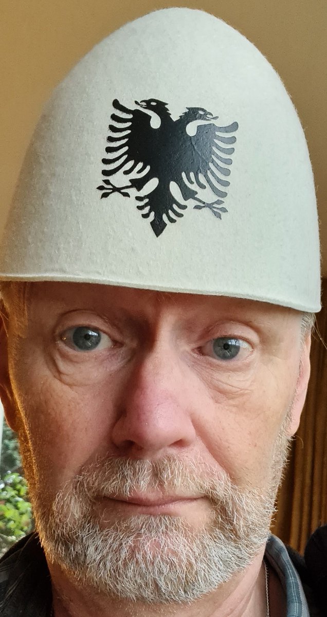 martinvdhooft's tweet photo. Ik vroeg aan @hansstroeve een I-pad om al onze afapraken te onthouden. Hij had nog wel een Russisch exemplaar liggen zei ie #eipet #onbeperktgeheugen https://t.co/QYucWmIsov
