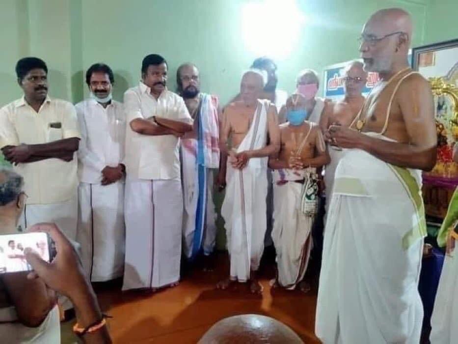 Saravanan_Offci's tweet photo. பிராமணர்களுக்கு மரியாதை ! குறவர்களுக்கு அவமரியாதை ! 

மனுநீதி ஆட்சியை கடைபிடிக்கும் திமுக-வை கண்டிப்பாரா ஆ.ராசா ?

@dmk_raja @DMKITwing @rajiv_dmk @KanimozhiDMK https://t.co/ujRxFkrEKc