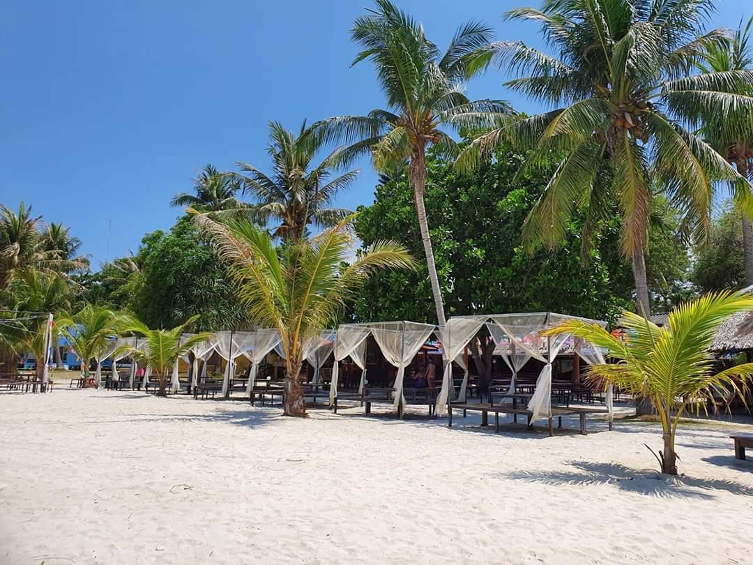 RandomAsia's tweet photo. Favorite island in Thailand! Beautiful soft sand beaches, super clear water! 🌊🌴🌄🌅📷🌴👙✈️⭐️ 3 days 2 nights only 2,080 Baht

More details: https://t.co/lFSnR8dWbo

#randomtravelasia #Thailand #kohlipe #beach #waves #sun #famous #relax #chill #south #satun #thailand https://t.co/7clPfgOFpz