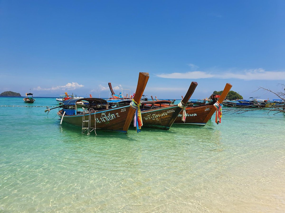 RandomAsia's tweet photo. Favorite island in Thailand! Beautiful soft sand beaches, super clear water! 🌊🌴🌄🌅📷🌴👙✈️⭐️ 3 days 2 nights only 2,080 Baht

More details: https://t.co/lFSnR8dWbo

#randomtravelasia #Thailand #kohlipe #beach #waves #sun #famous #relax #chill #south #satun #thailand https://t.co/7clPfgOFpz