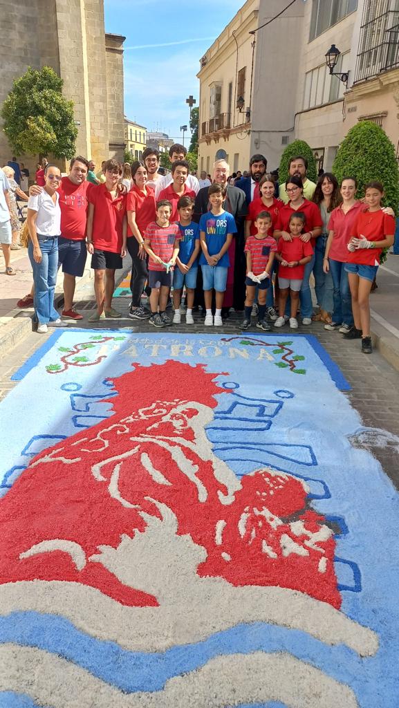 CenaJerez's tweet photo. GRAN TRABAJO DEL GRUPO INFANTIL Y JOVEN DE LA HERMANDAD FELICIDADES A TODOS
Alfombra de sal, realizada por los grupos infantil y jóvenes de la Hermandad. 
Visita del Señor Obispo acompañado por el Presidente del Consejo de la UU.HH. https://t.co/bS5kmFNUKM