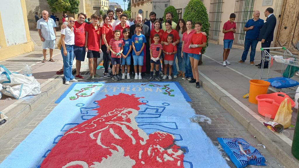 CenaJerez's tweet photo. GRAN TRABAJO DEL GRUPO INFANTIL Y JOVEN DE LA HERMANDAD FELICIDADES A TODOS
Alfombra de sal, realizada por los grupos infantil y jóvenes de la Hermandad. 
Visita del Señor Obispo acompañado por el Presidente del Consejo de la UU.HH. https://t.co/bS5kmFNUKM