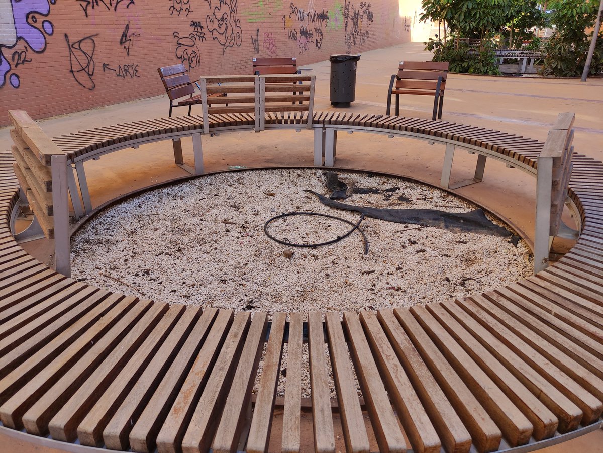 JMROMANGARCIA's tweet photo. Esperando...cuanto menos un arbolico. #Almería. 
Ahí estaba, desolado, apenado, este espacio ajardinado, esperando un árbol o alguna vegetación que le de alegría. Recién remodelada la calle Guadarrama del Conservatorio. @aytoalm @Mar_del_MarVaz @Botania_Almeria @margaritacoboss https://t.co/wt30l8UIX4