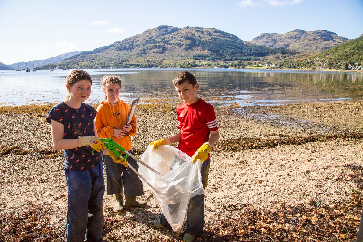 ArdroyOEC's tweet photo. Thank you @PitteucharWPS P7's for helping out with a @mcsuk &amp; @lomondtrossachs  beach clean in Lochgoilhead today. They canoed over, &amp; left the Loch a nicer place. Fits in well with their #JohnMuirAward as well! https://t.co/ZhHei3gKDK