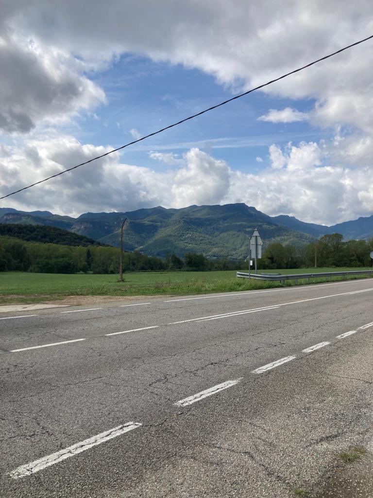 gemmarouraf's tweet photo. ‼️Hem trucat al @112 a les 13.04h perquè un cable d'electricitat creua la carretera C-63 a Sant Esteve d'en Bas amb el perill que:
1. Passi un camió i es produeixi un accident
2. Arrenqui el cablejat d'electricitat de casa
(Avui a la tarda hi haurà tempesta) https://t.co/YI29bG4jfS