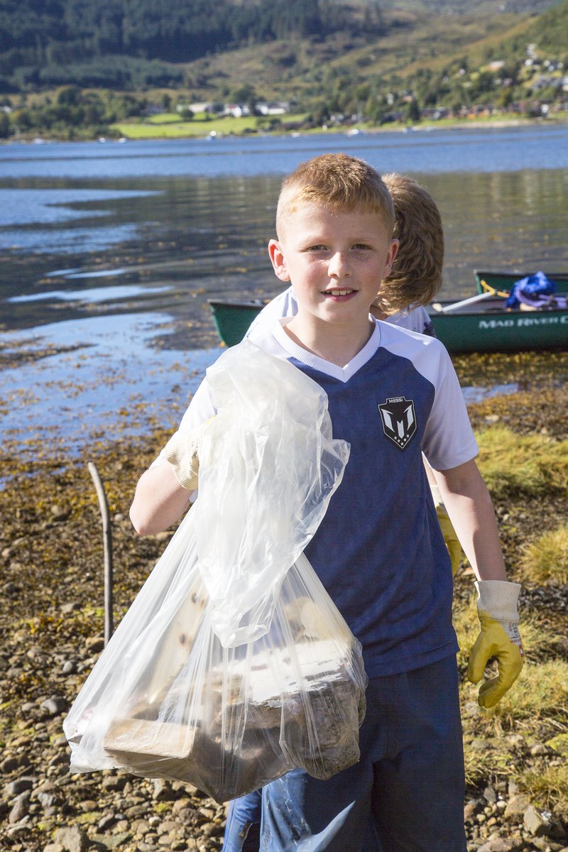 ArdroyOEC's tweet photo. Thank you @PitteucharWPS P7's for helping out with a @mcsuk &amp; @lomondtrossachs  beach clean in Lochgoilhead today. They canoed over, &amp; left the Loch a nicer place. Fits in well with their #JohnMuirAward as well! https://t.co/ZhHei3gKDK