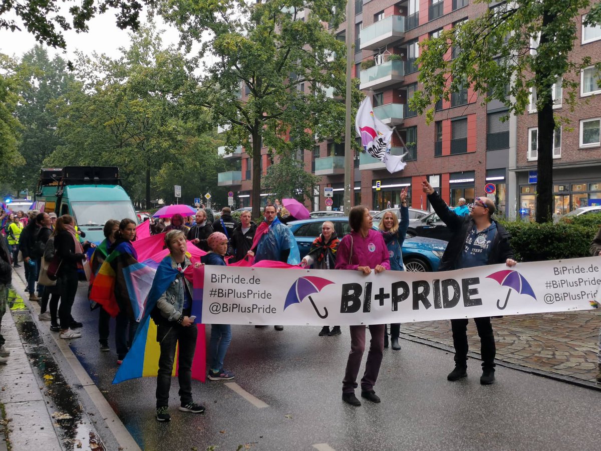HamburgVolt's tweet image. Es gibt kein schlechtes Wetter, es gibt nur jede Menge tolle Menschen und wirklich wichtige Themen! Und so waren wir auch in diesem Jahr wieder am Start bei der @BiPlusPride in #Hamburg. Danke für die Organisation und alle, die dabei waren!