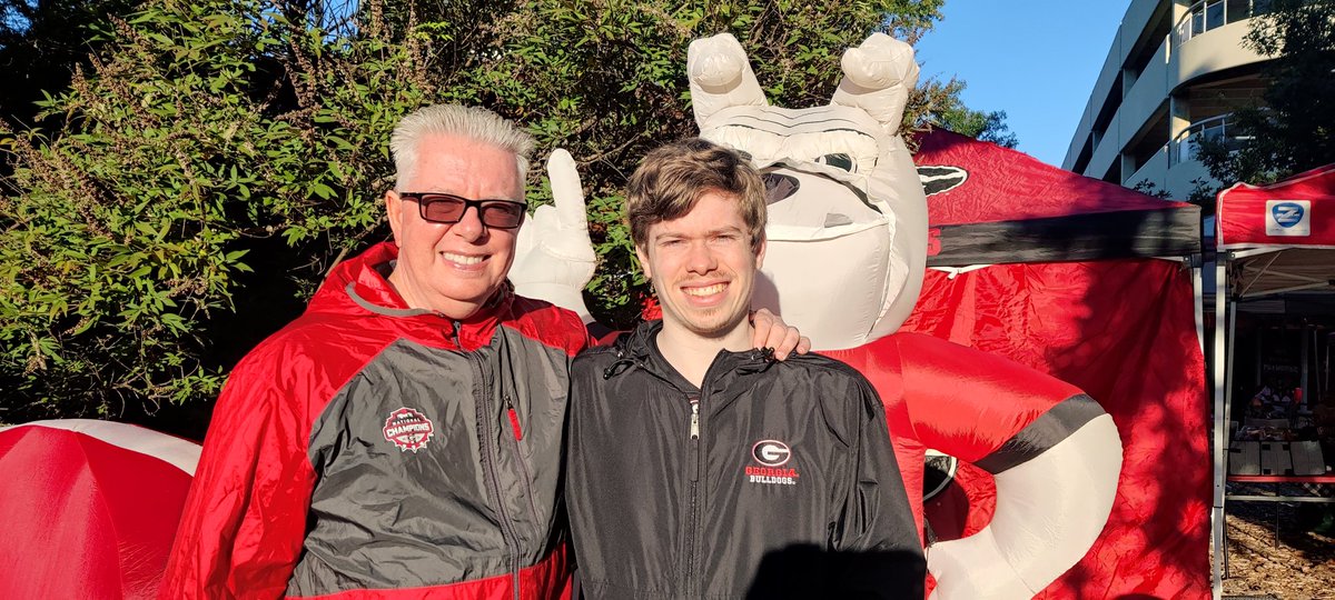 ALiferGaDawg's tweet photo. Youth and age. I cherish these moments. #GoDawgs https://t.co/UjrYTGI9xC